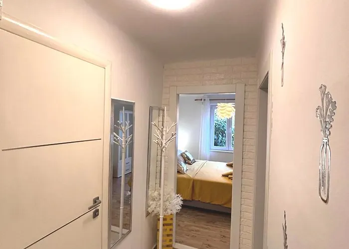 Cozy Kesovija Near Old Town 아파트